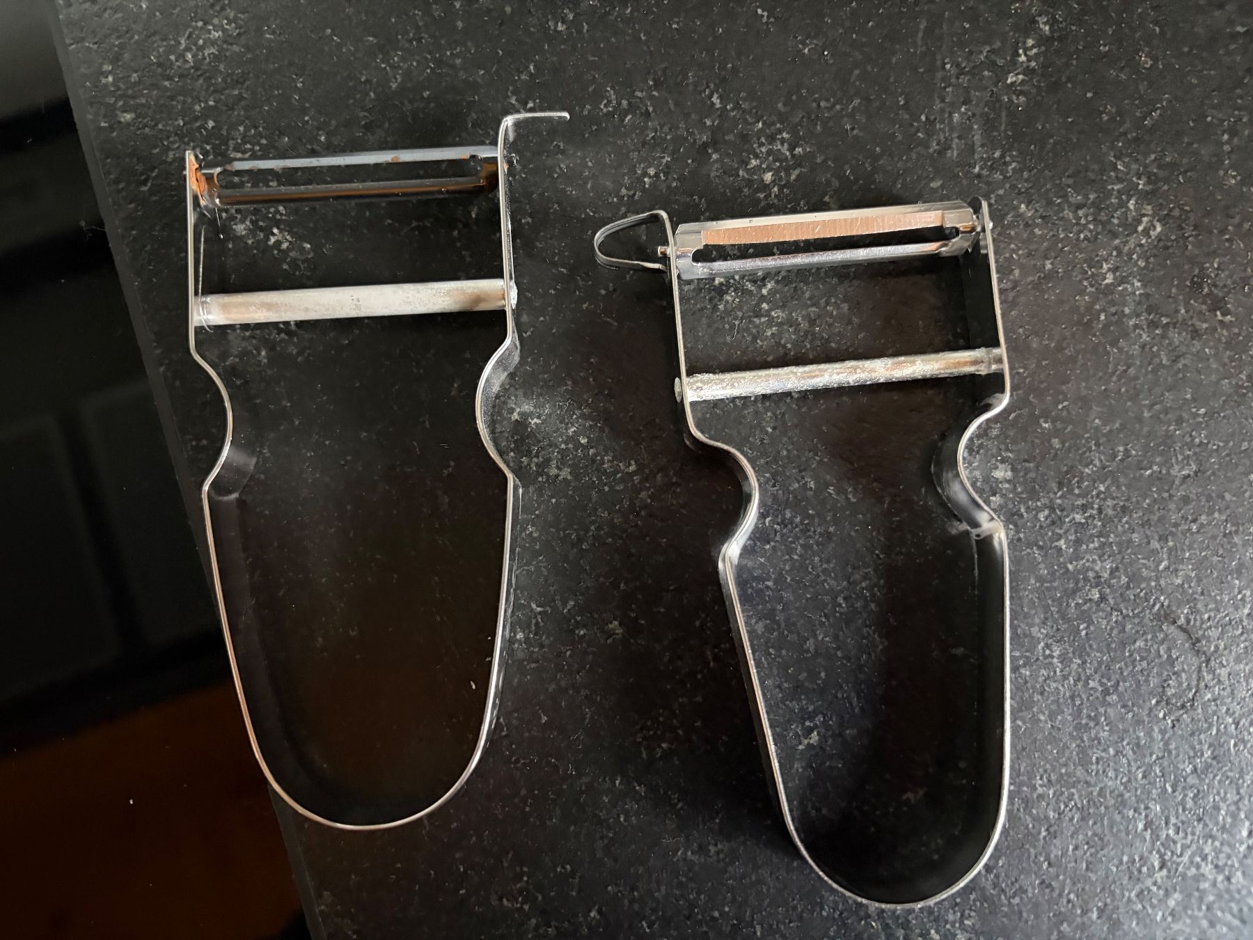 Elettrodomestici da cucina: 2 Gemüseschäler aus Metall – Usato da Obergösgen venduto da Andre118