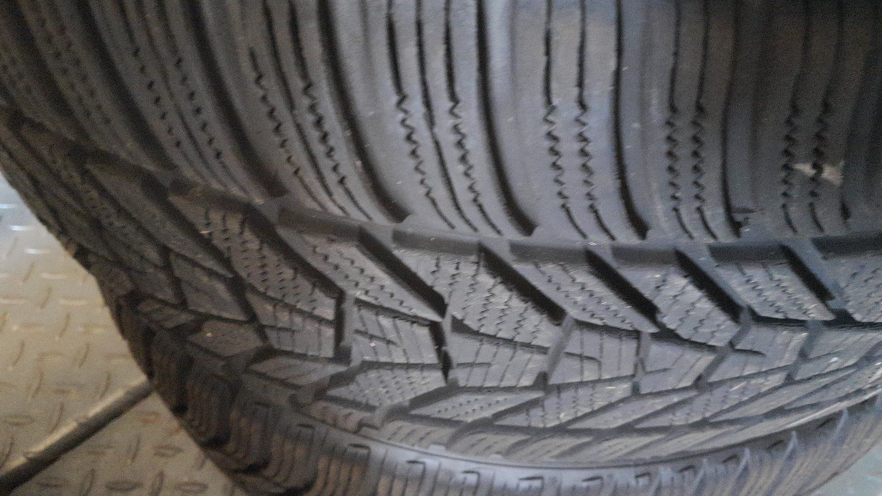 Pneus & Kompletträder: Winterreifen 245/35R19 – Gebraucht aus Sarnen von Saab99900 3