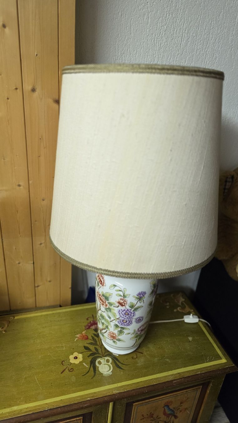 Lampen: Porzellan Lampe mit Blumenmuster – Gebraucht aus Münchenstein von Bike_Traveling
