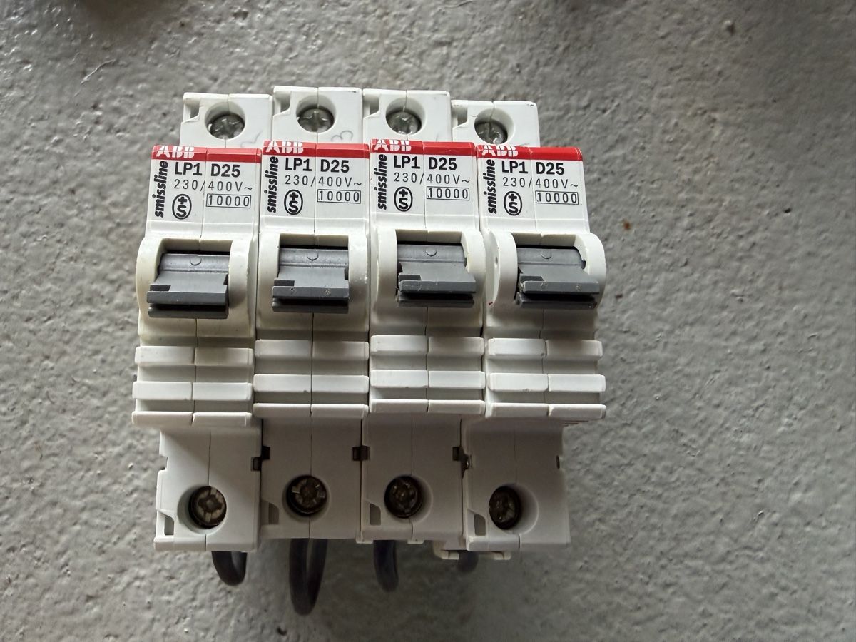 ABB Elektrotechnik: Divers disjoncteurs et contacts  – Gebraucht aus Court von Sam771 2