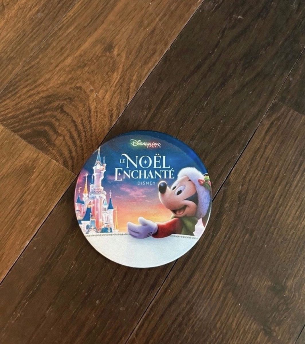 Disney Plaquettes & Badges: Le Noël Enchanté Disneyland Paris Button – Neuf (Voir description) à Balgach par ren_xy57