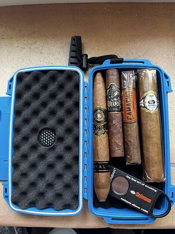 Humidor per sigari: Reishumidor mit Zigarren und Schneider  – Usato da Seuzach venduto da Wolf936
