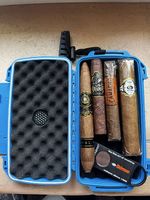 Reishumidor mit Zigarren und Schneider 
