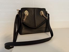 Elegante Handtasche in Schwarz mit goldenen Details