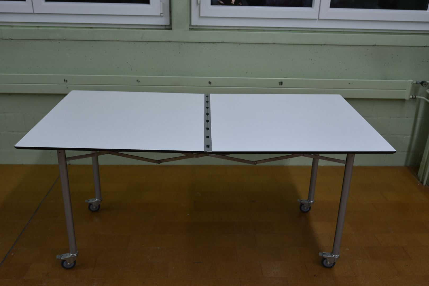 Tavoli: Der faltbare Scheren-Tisch 500 von Thut Möbel – Usato da Lichtensteig venduto da Polsterwerk 5