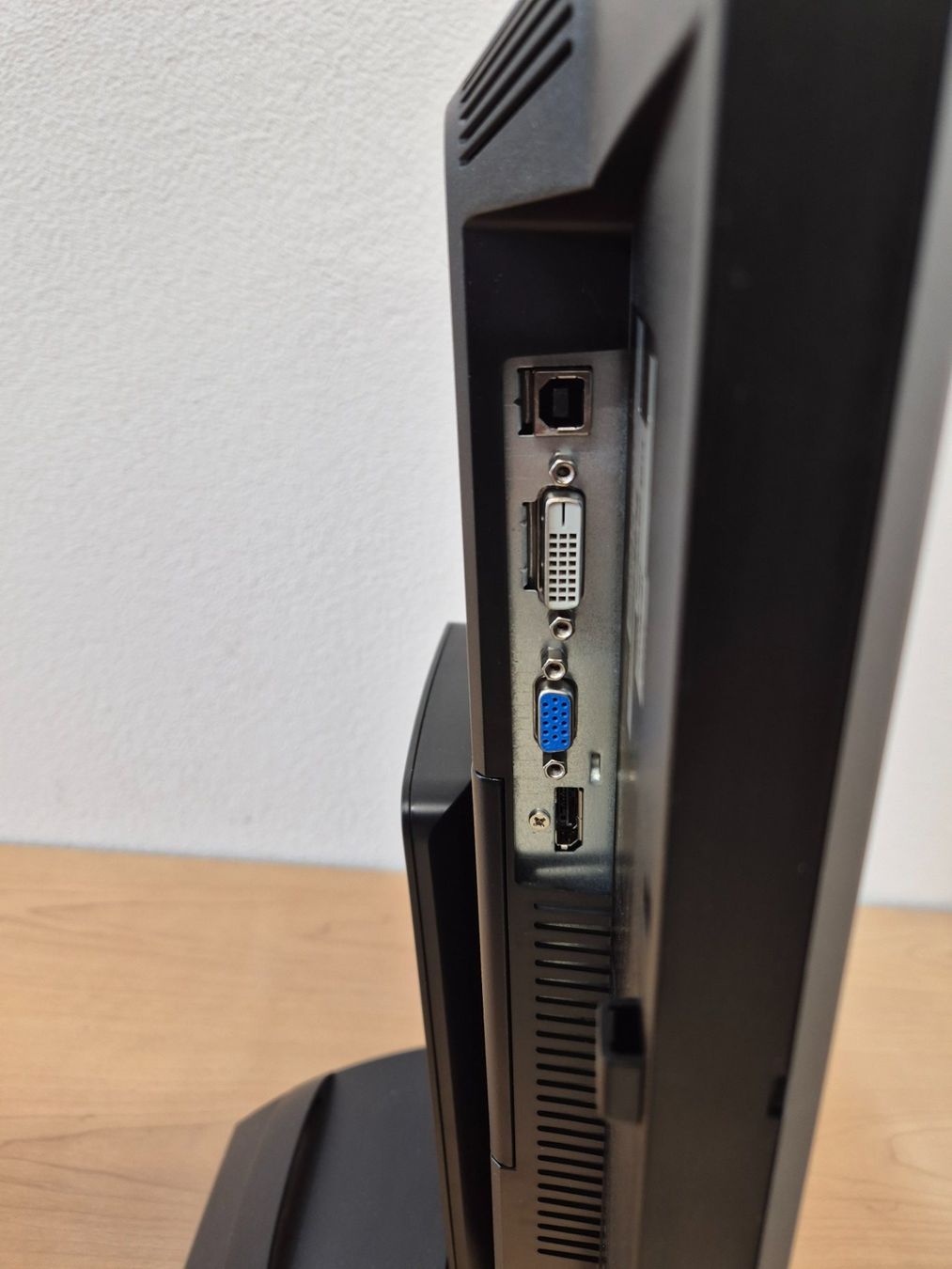 Hewlett Packard Monitor: HP E241i Elite Display – Usato da Elgg venduto da computerbrocki 2
