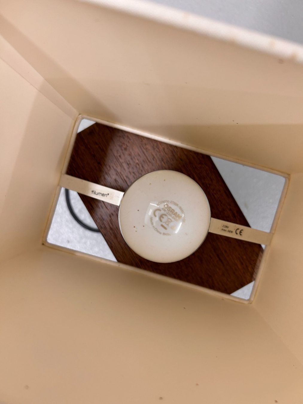 Lampade: Filumen Designlampe mit Nussbaum-Sockel – Usato da Nürensdorf venduto da pri_w66v 3