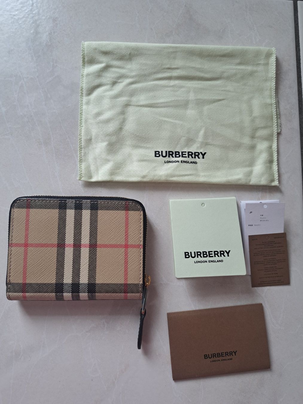 Burberry Portafogli: Burberry Zip Wallet – Nuovo e nell'imballaggio originale da Saas Grund venduto da IvanaXY