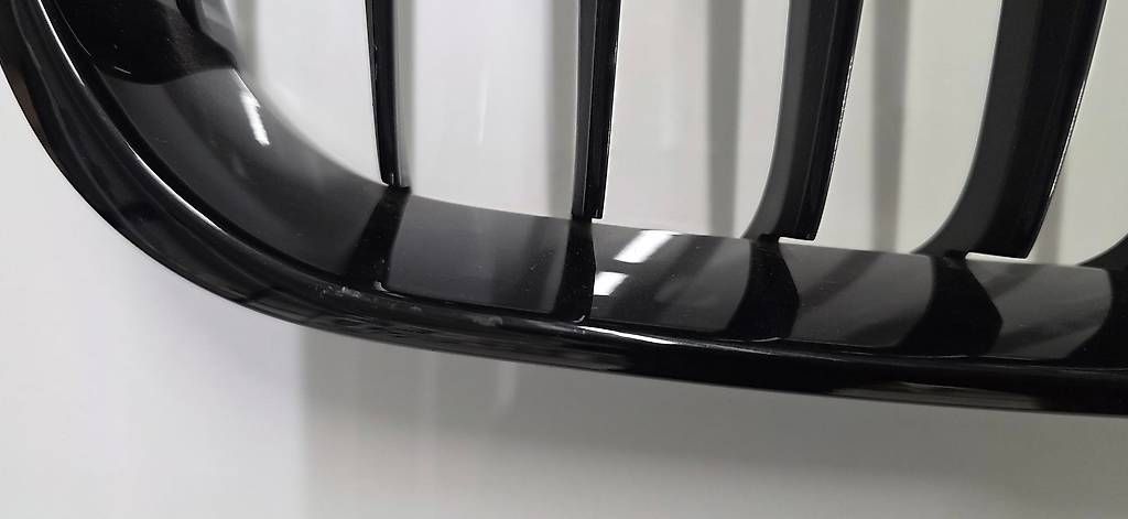 Tutti pezzi di ricambio auto: BMW Frontziergitter schwarz – Usato da Gossau ZH venduto da BMW-PerformanceG80 1