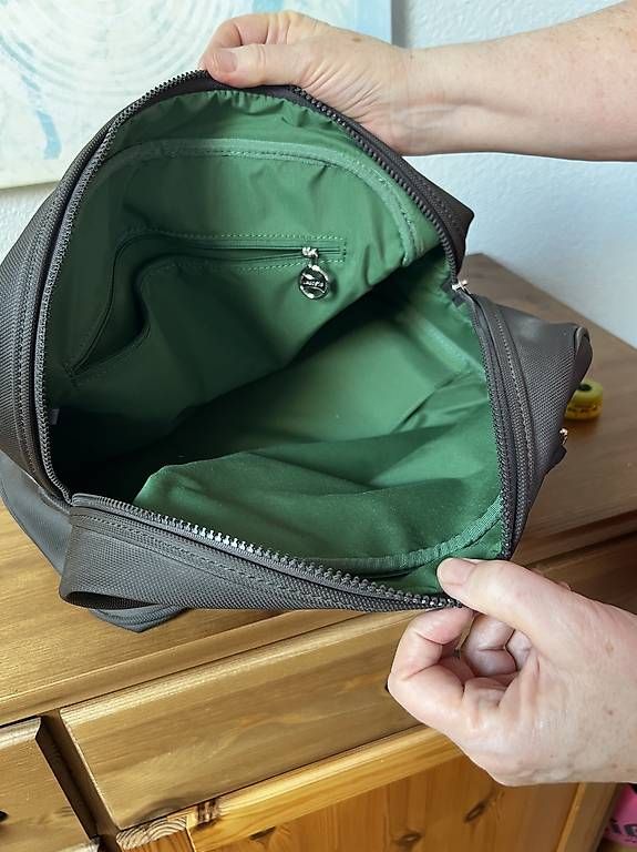 Taschen für Damen: Lacoste Damenhandtasche – Neu und originalverpackt aus Wil ZH von mirjamschenker 2