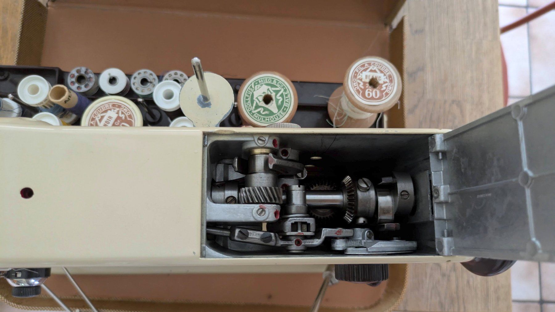 Bernina Macchine da cucire: Machine à coudre Bernina vintage – Usato da Orsieres venduto da IndianaJones50a 3