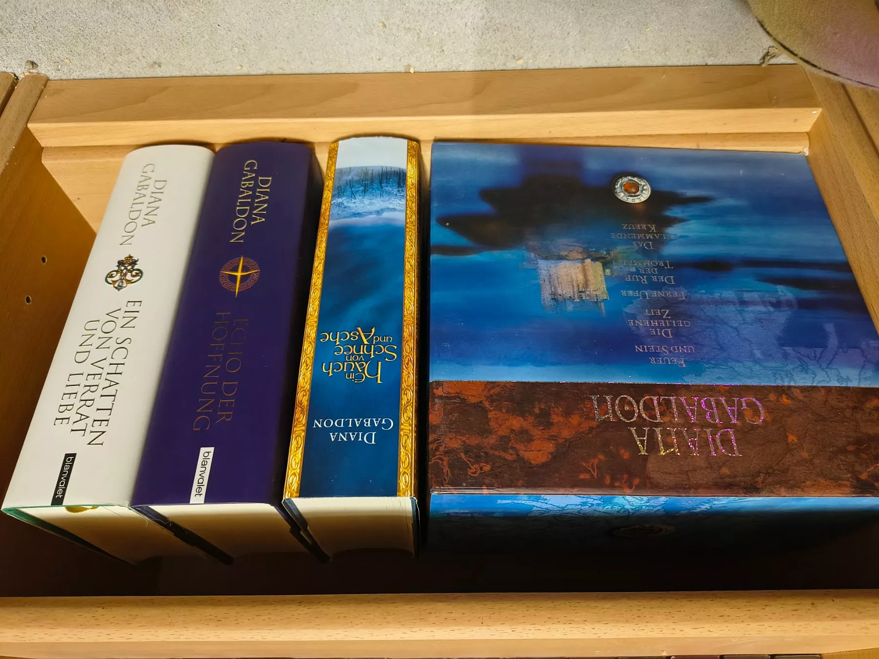 Libri: Outlander 1-8 – Usato da Binz venduto da Shizuka01