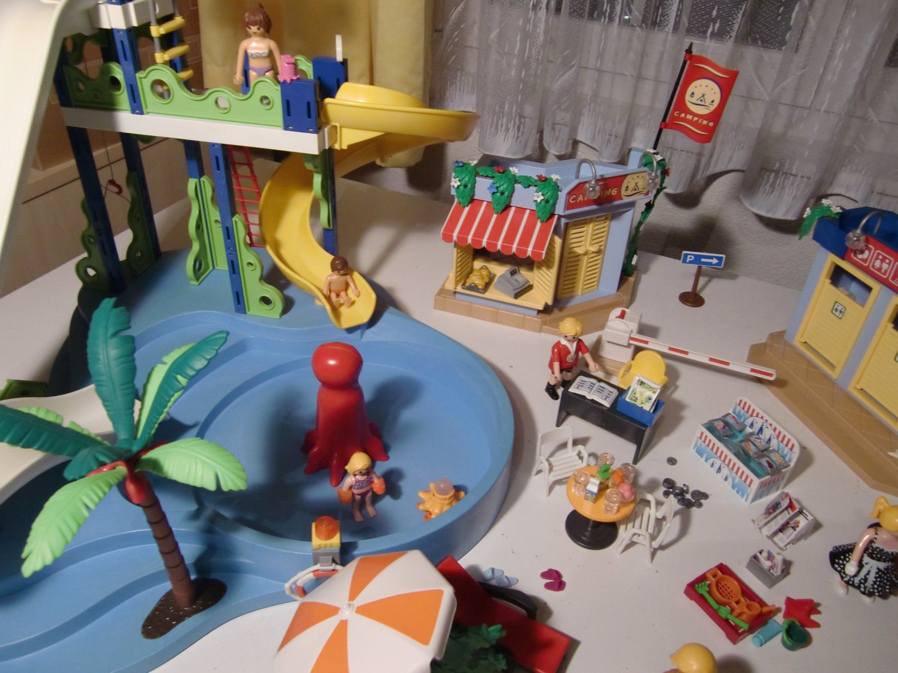 Playmobil Spielzeuge: Playmobil Campingplatz mit Camper + Rutsche - extra gross – Gebraucht aus Arbon von 200sterne 8