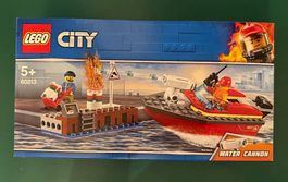 Lego City 60213 lincendie sur le quai, bateau de pompiers