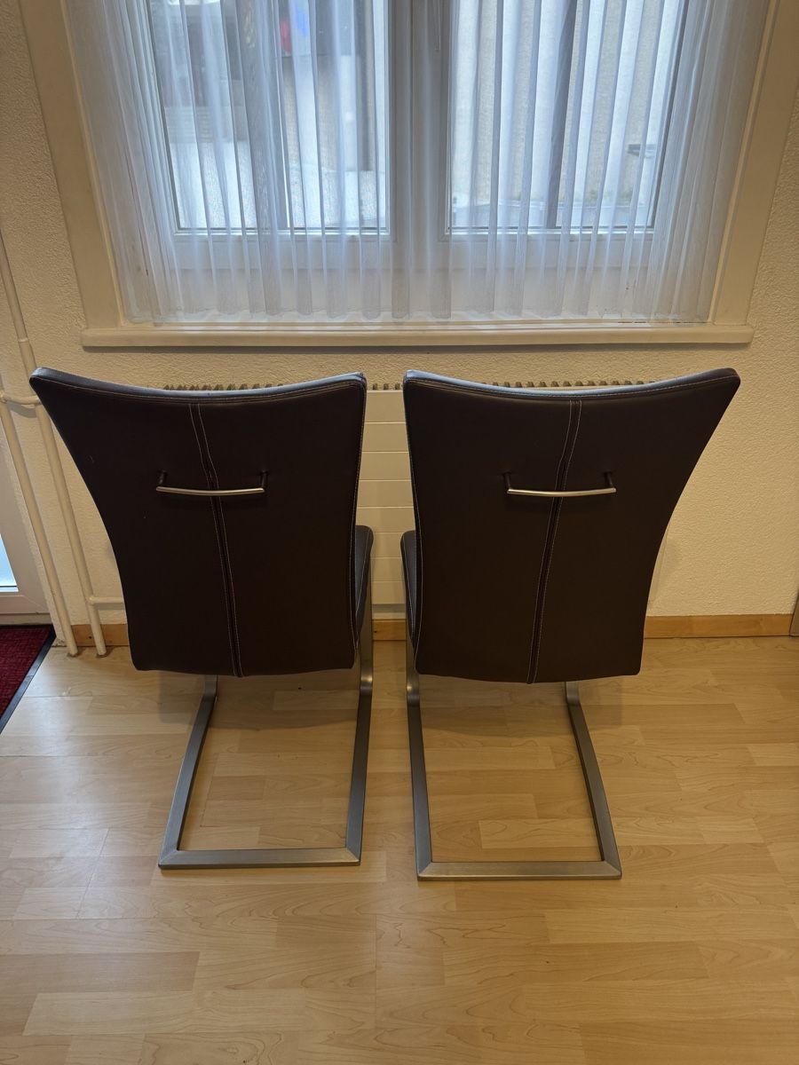 Chaises: 2 Stühle braun Kunstleder – D'occasion à Ruggell par Forrer1000 1