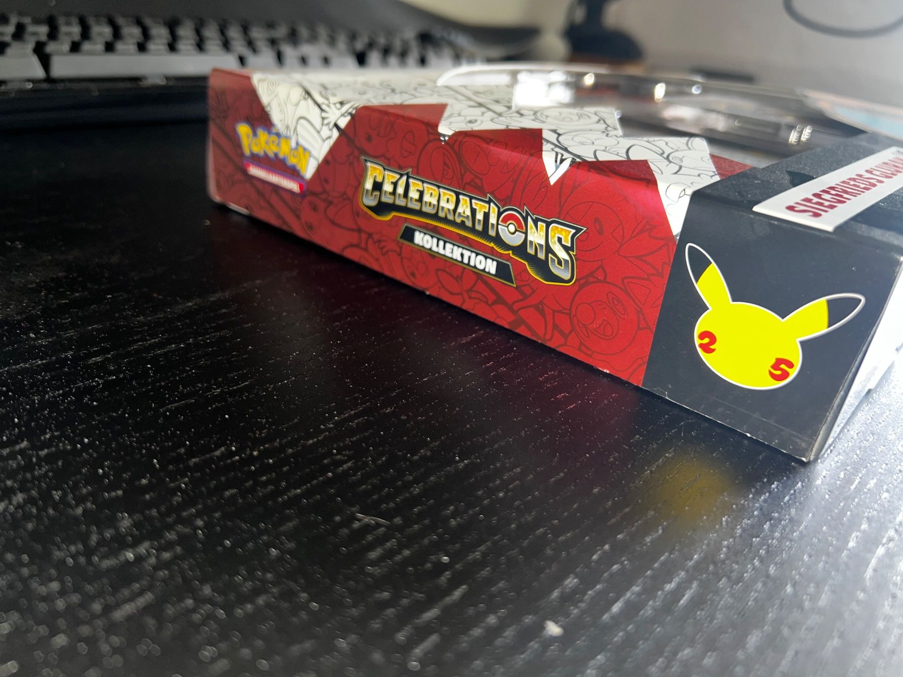Cartoline: Celebrations Collection Lance’s Charizard V DE – Nuovo e nell'imballaggio originale da St. gallen venduto da Weltaristokrat 1