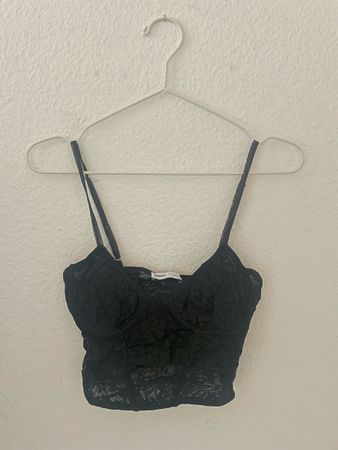 Schwarzes Spitzentop