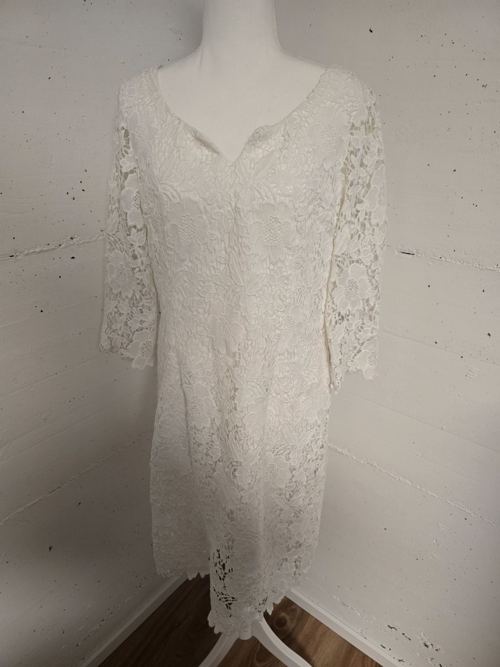 Comma Vestiti: Spitzenkleid von Comma – Nuovo (secondo la descrizione) da Arch venduto da Alessia