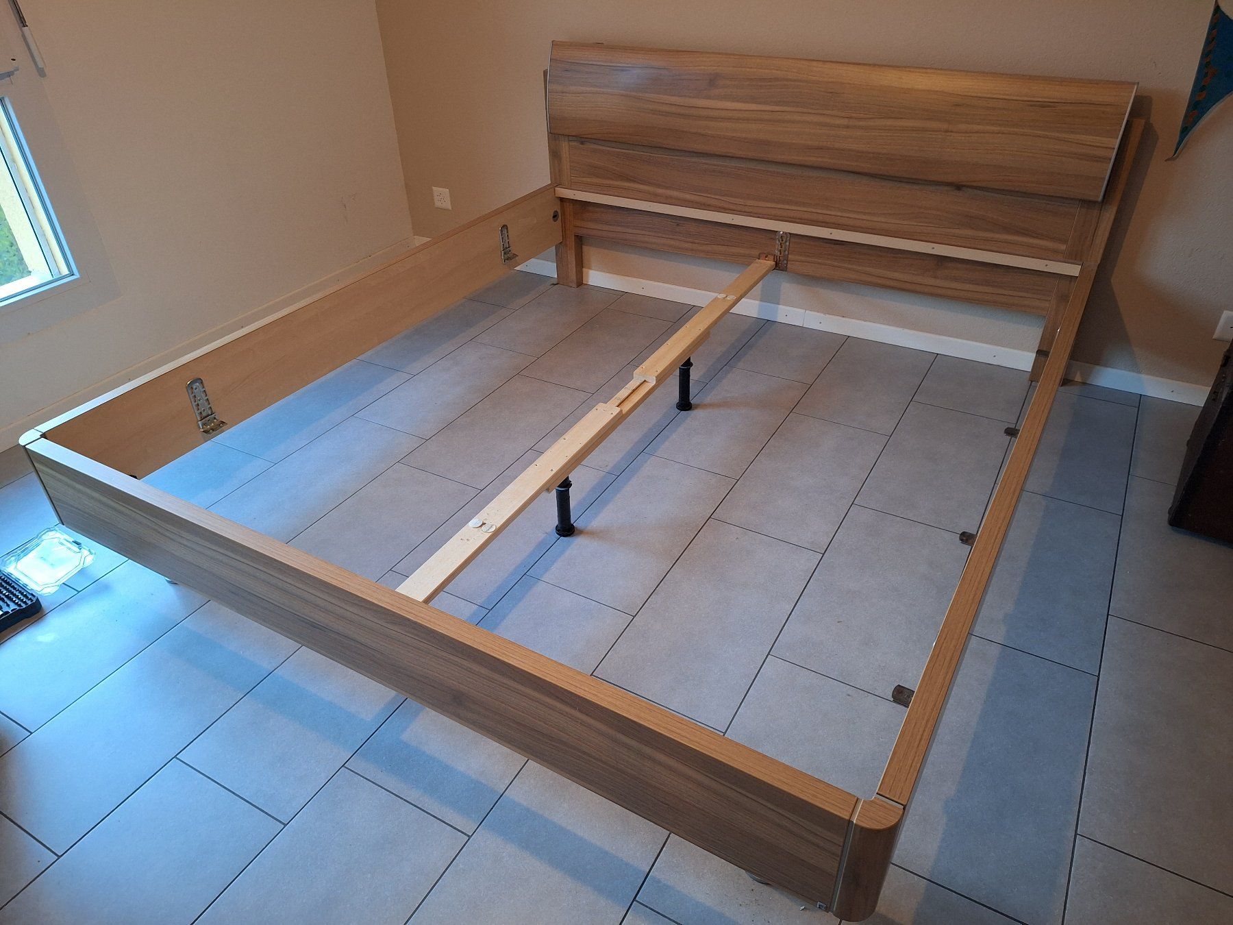 Lits: Robustes Doppelbett-Gestell mit Kopfteil – D'occasion à Boswil par Kumurati
