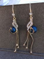 Süsse Pfau-Ohrhänger mit Glitzerstein und blauem Kügelchen
