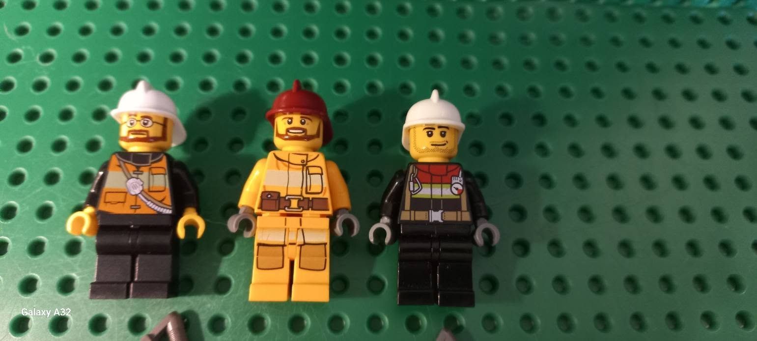 Lego Spielzeuge: Lot de 3 mini figurines pompier Lego – Gebraucht aus La Tour de Trême von Startjouet 2