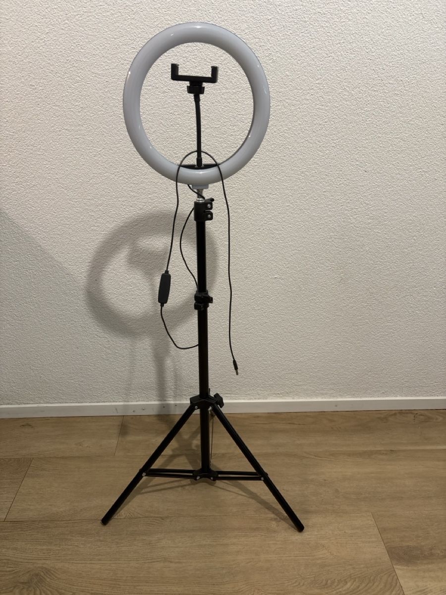 Lampade: Ringlicht mit Ständer höhenverstellbar – Usato da Zürich venduto da zimtstern45