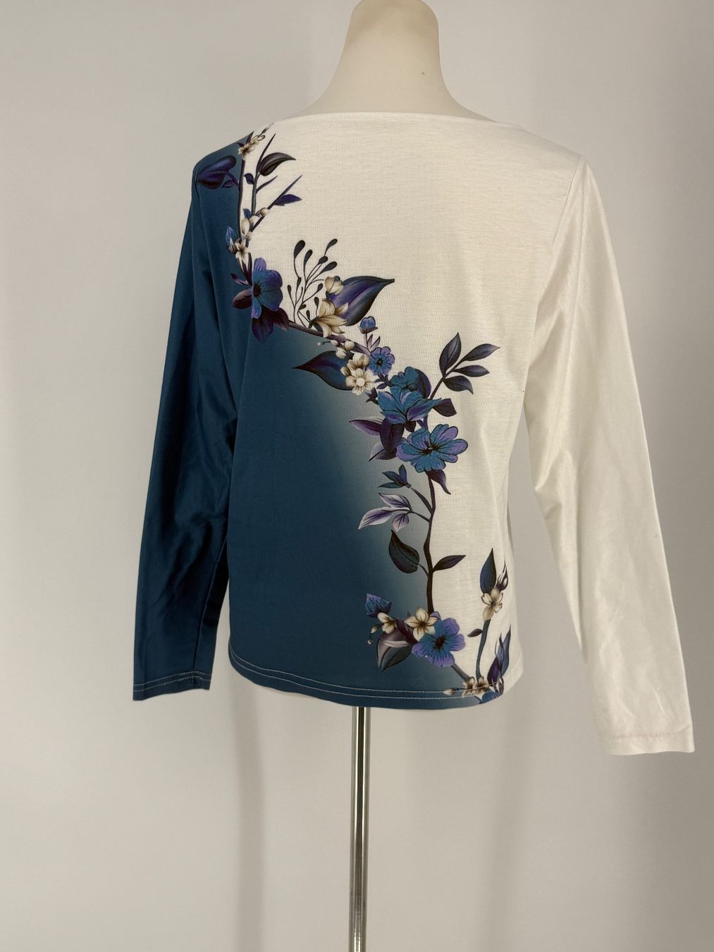 T-shirt: Shirt mit Blumenmuster Gr. M – Usato da Auenstein venduto da moin. 3