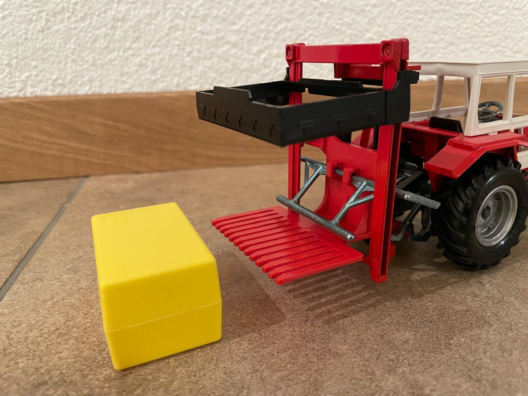Massey Ferguson Tracteurs: SIKU Massey Ferguson 3050A mit Siloblockschneider – Neuf avec emballage d'origine à Kreuzlingen par Stefan1150 3