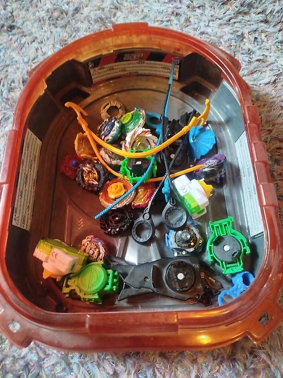Jouets: Verschiedene Beyblade mit Arena – D'occasion à Kriechenwil par 2jossy