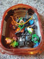 Verschiedene Beyblade mit Arena