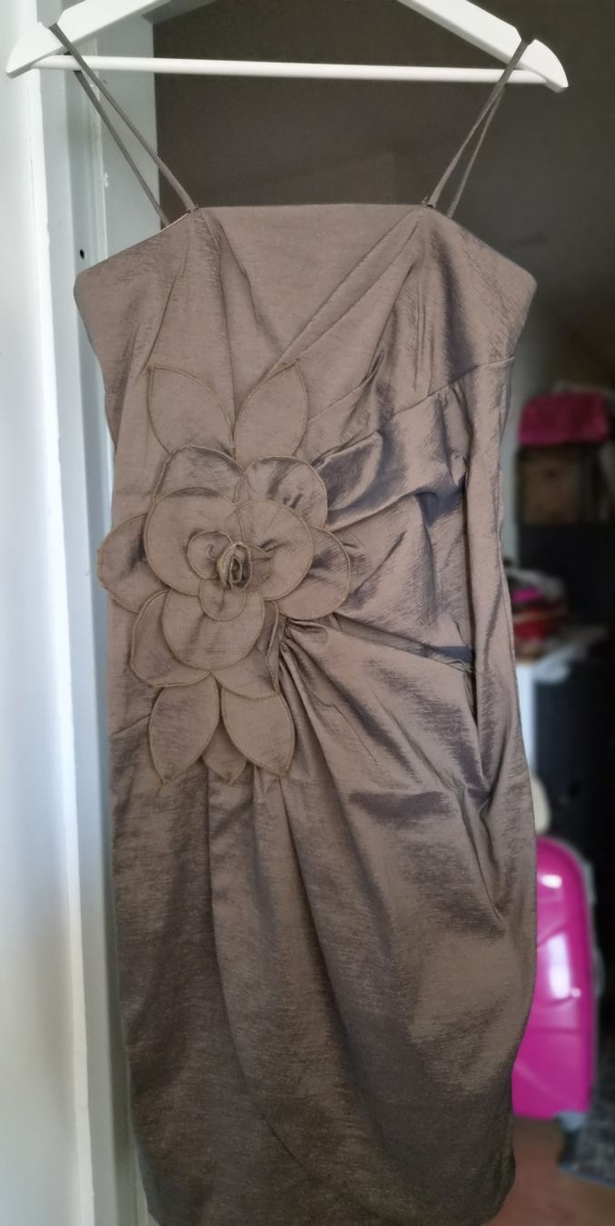 Vestiti: Tolles Kleid mit Blumenapplikation Gr. S – Usato da Frenkendorf venduto da Moon111