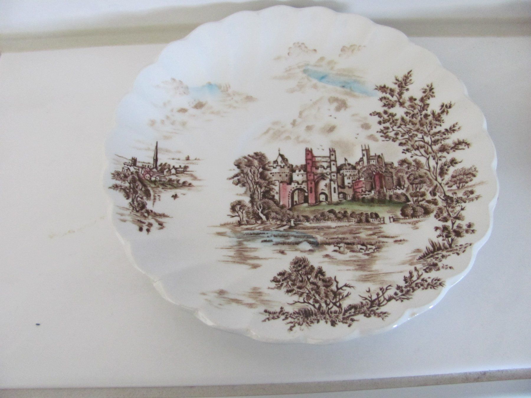 Johnson Brothers Piatti: Johnson Bros. "Ancient Towers" Teller Set, Vintage! – Usato da Gümligen venduto da Fantapanda 1