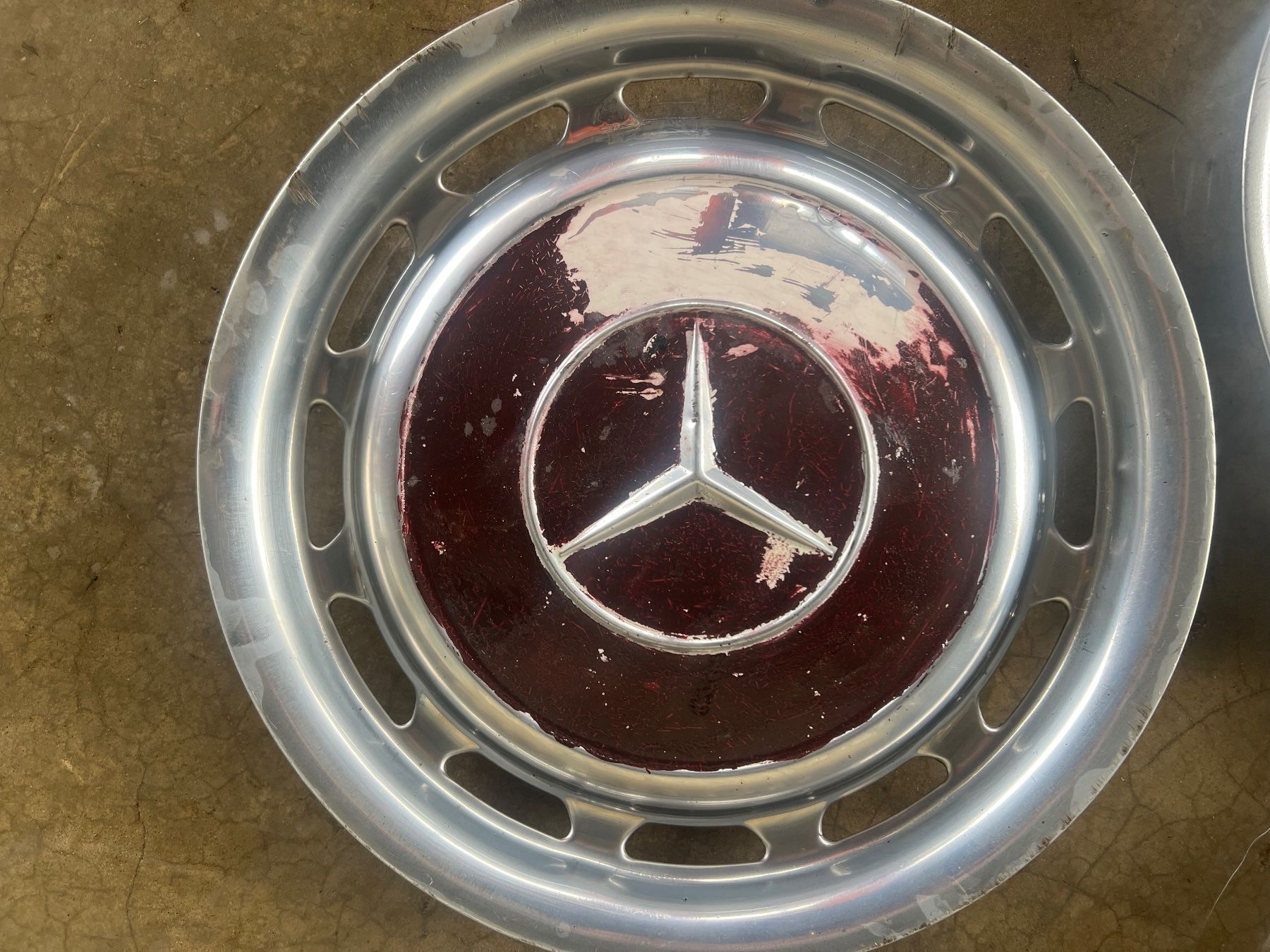 Mercedes-Benz Tutti pezzi di ricambio auto: Mercedes Radkappen,Blech 4 Stk Oldtimer, Durchmesser 37cm – Usato da Winterthur venduto da Neuson 1
