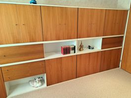 Wohnwand Retro-Look mit Schiebetüren, 2 Schubladen, Schränke