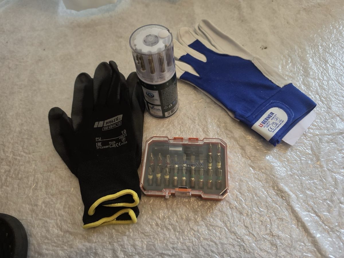 Alle Werkzeuge: Werkzeug Set Bohrer Bits Handschuhe neu – Neu (gemäss Beschreibung) aus Grenchen von Mary.J