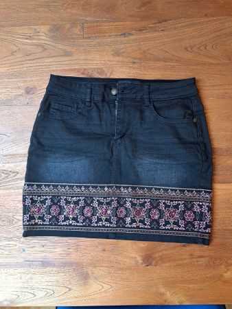 Desigual Mini Jeansrock, Gr. 28, Schwarz mit Stickerei Top!