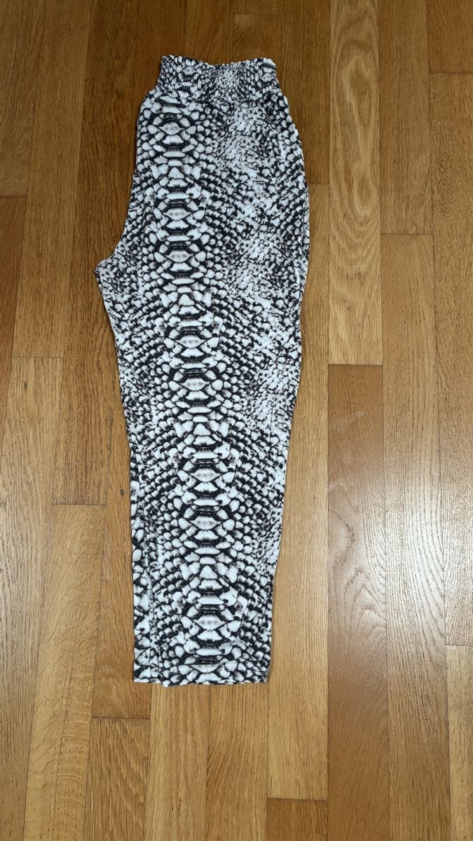 Lascana Leggings: Lascana Hose mit Schlangenprint Grösse 42 – Gebraucht aus Reinach BL von santrian 1