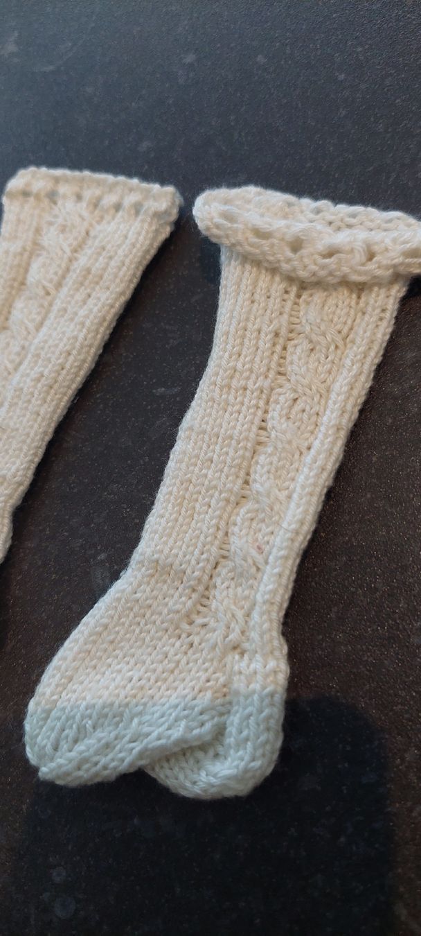 Bambole: 2 paar neue handgestrickte Puppensocken – Nuovo (secondo la descrizione) da Muri AG venduto da nindo1 6
