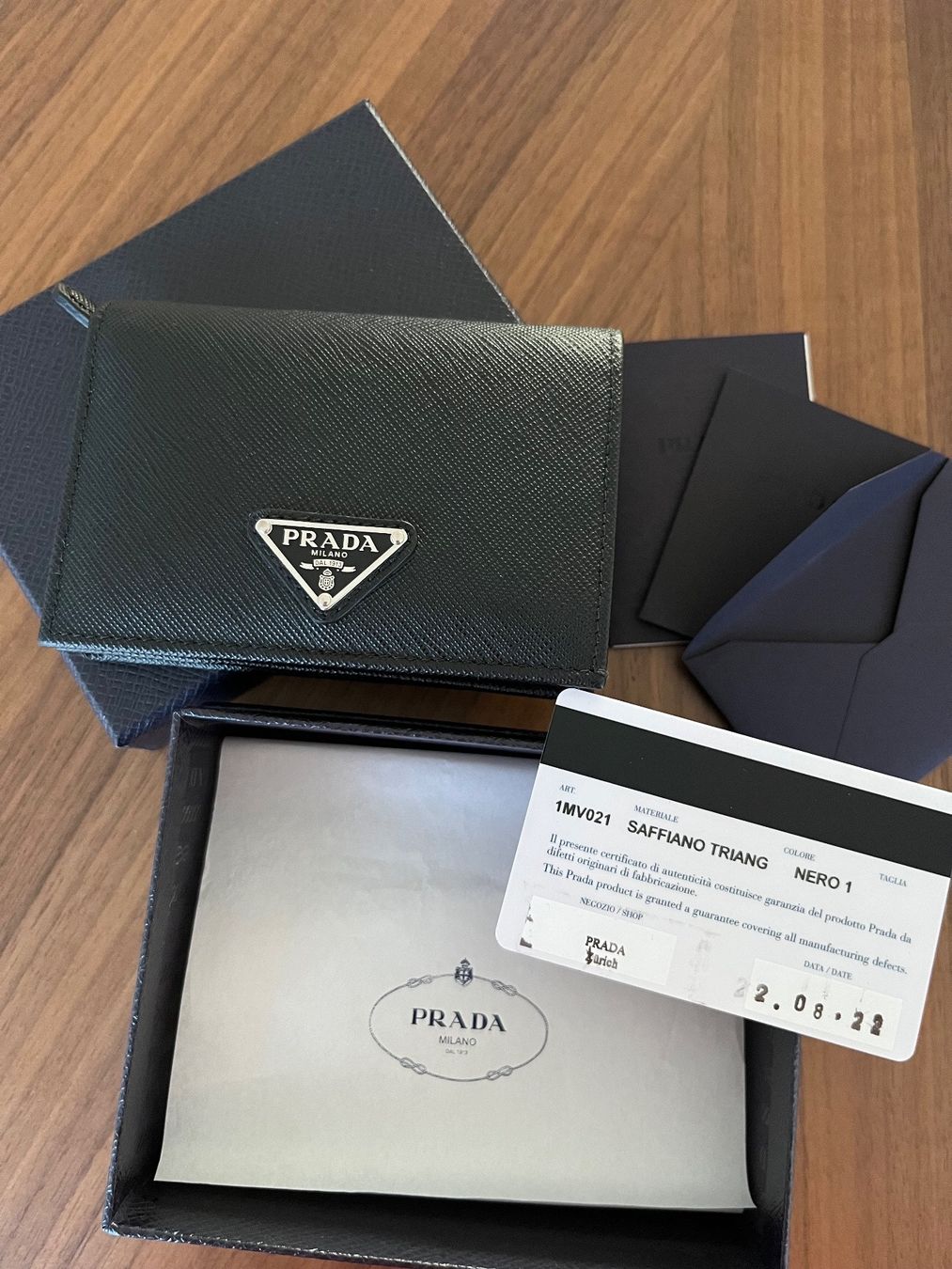 Prada Portafogli: Prada Small Saffiano Leather Wallet – Nuovo (secondo la descrizione) da Aarburg venduto da roc_9n2c 2