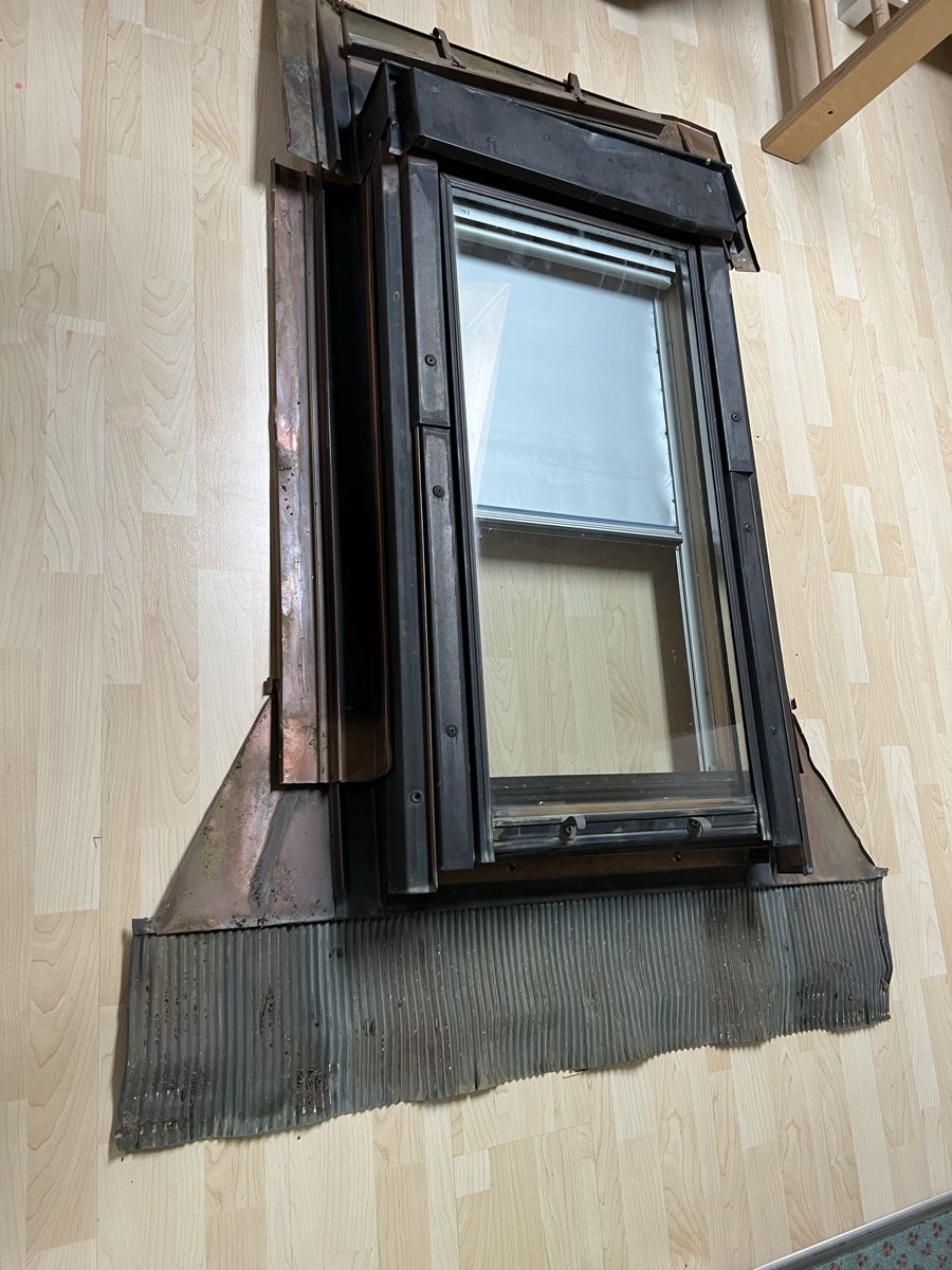 Baustoffe & - elemente: Dachfenster Velux mit Eindeckrahmen 55x98cm – Gebraucht aus Gontenschwil von  3