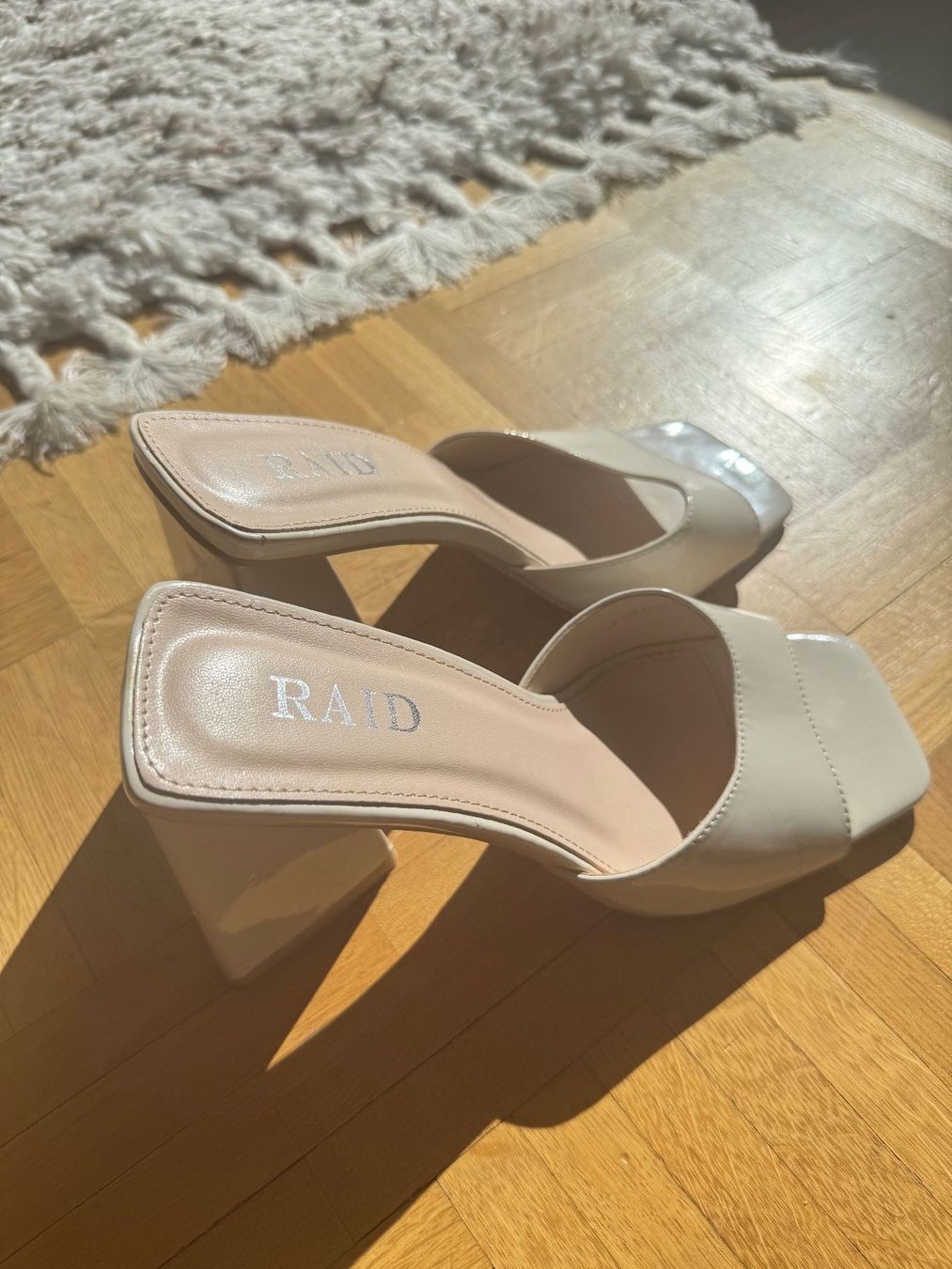 Scarpe da donna: Talons semi mules beiges – Usato da Montreux venduto da Izapechee 3