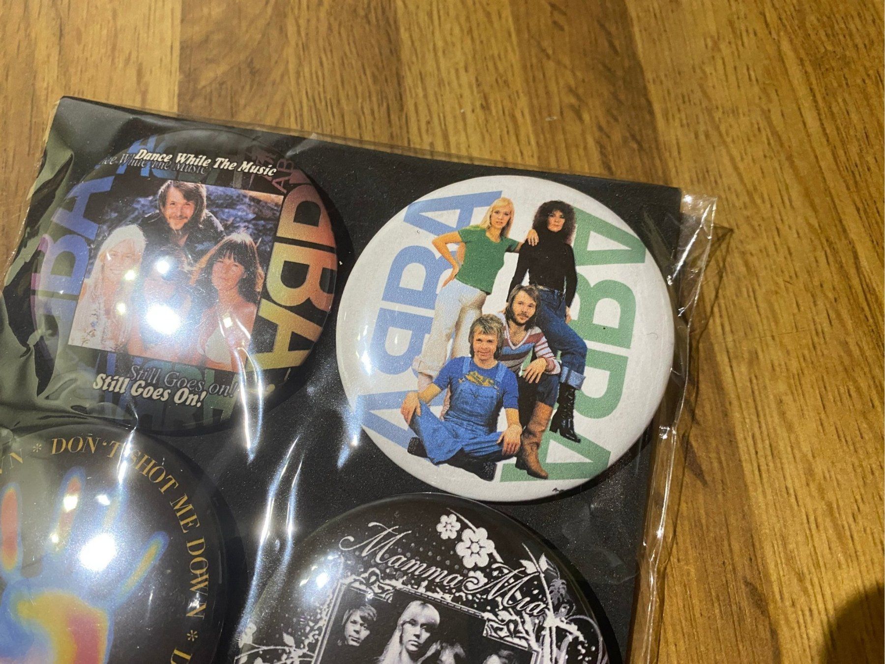 Placchette & Badge: Abba Pin Badges – Nuovo e nell'imballaggio originale da Basel venduto da VinylLover68 3