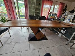 Massiver Holztisch Eiche mit X Fus aus Eiche und Metal