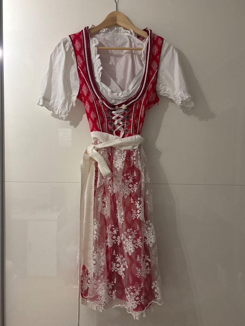 Robes: Dirndl grösse 40 – D'occasion à Biel-Benken BL par lar_7nj2