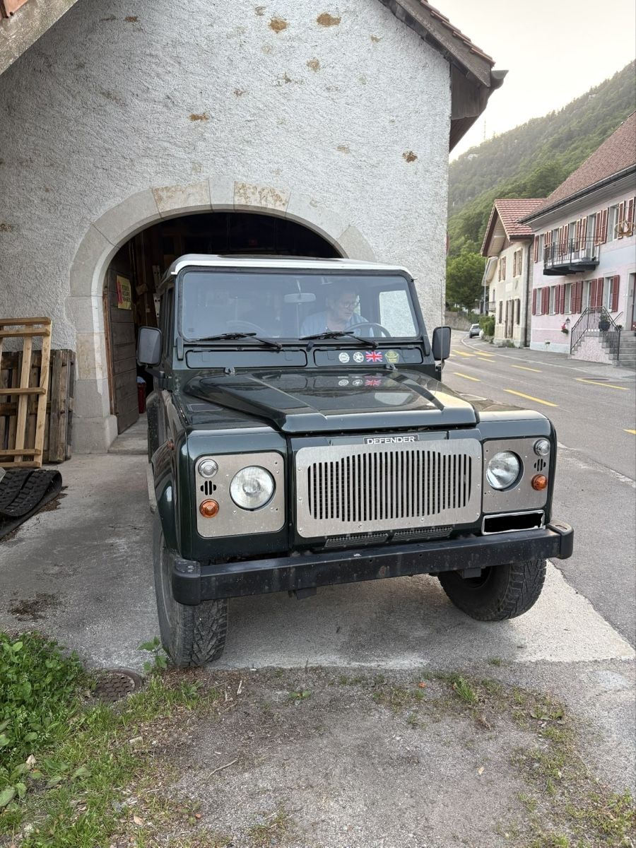 Land Rover Automobili: Land Rover DefenderTD5 90 – Usato da Champ-du-Moulin venduto da Magicgrishna