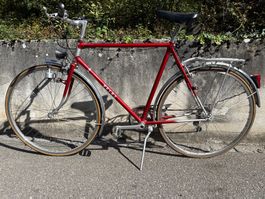 Rotes Herrenvelo mit Gepäckträger gebraucht
