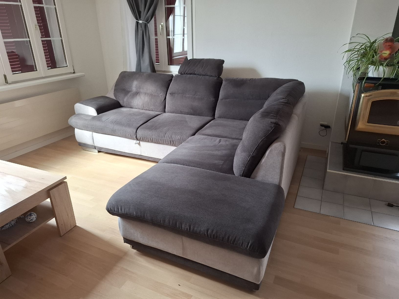 Divani: Ecksofa grau/dunkel grau mit Ottomane guter Zustand – Usato da Oberhelfenschwil venduto da Buffy1980 1