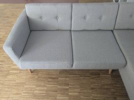 Sofa mit beige-grauer Farbton / Sofa with beige-gray colour