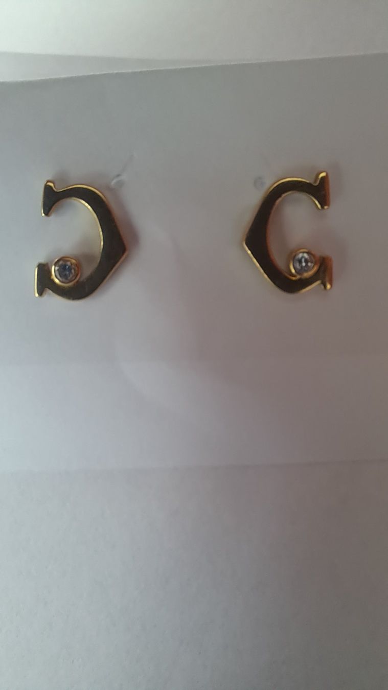 Ohrringe & -stecker: Schöne Ohrstecker "C" – Gebraucht aus Pfäffikon ZH von Valsangiaccomo