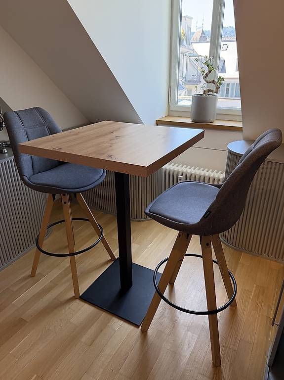 Tische: Hochtisch / Stehtisch quadratisch, Top Zustand – Gebraucht aus Zürich von iri_z8qj
